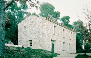 Reforma de una granja rural francesa en ruinas en un refugio