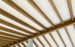 Panel sándwich de madera Caliplac para cubiertas; más rapidez de montaje y acabado decorativo